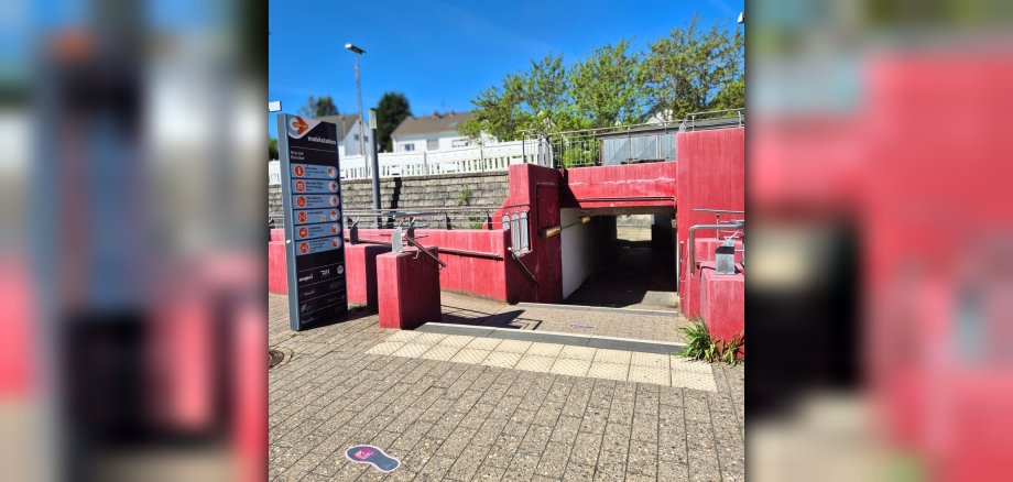 Das Bild zeigt die Fußgängerunterführung am Bahnhof Rösrath.