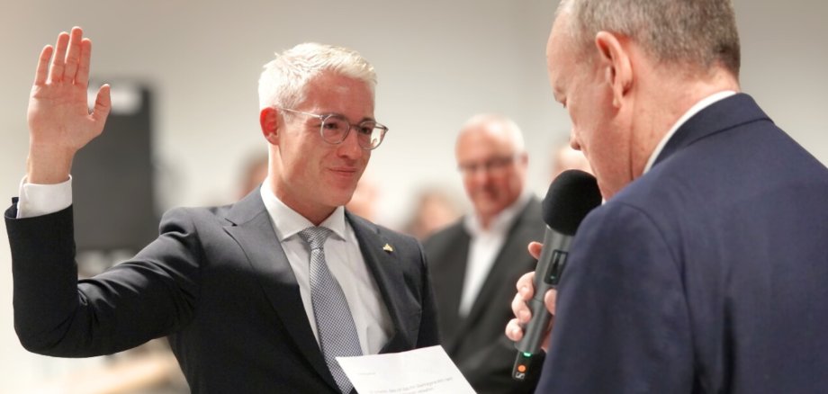 Das Bild zeigt die Vereidigung des Bürgermeisters bei der konstituierenden Ratssitzung.