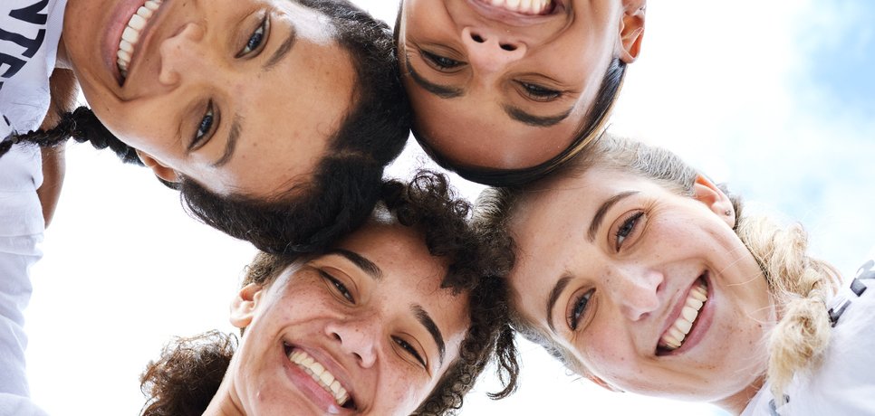 Symbolbild Engagierte Mädchen Das Bild zeigt eine kleine Gruppe von engagierte jungen Frauen.