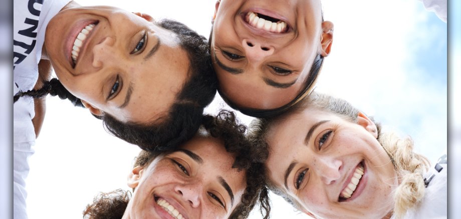 Das Bild zeigt eine kleine Gruppe von engagierte jungen Frauen.