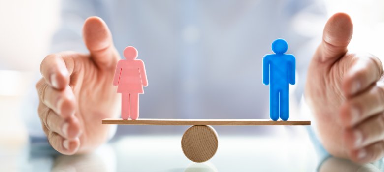 Das Symbolbild zur Gleichstellung von Mann und Frau zeigt beide Geschlechter im Gleichgewicht auf einer Waage.