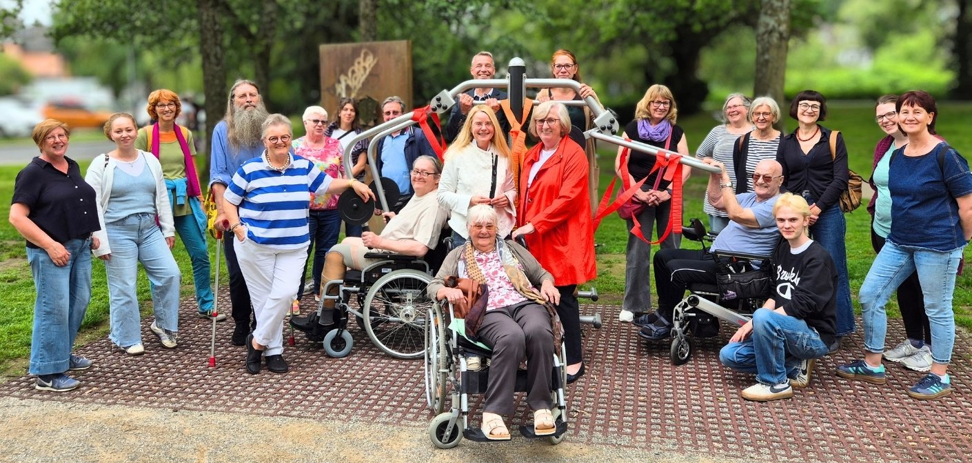 Gruppenbild zur Einweihung des inklusiven Fitnessgerätes Die Mitglieder des Beirats für die Belange von Menschen mit Behinderung, Vertreter des Seniorenbeirats sowie Bewohnerinnen und Bewohner des Wöllner Stiftes weihen gemeinsam mit der stellvertretenden Bürgermeisterin Vera Rilke-Haerst und der Inklusionsbeauftragten Elke Günzel das inklusive Fitnessgerät ein.