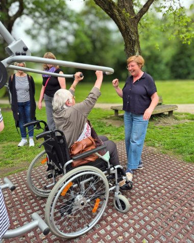Einweihung des inklusiven Fitnessgerätes Das Bild zeigt das neue inklusives Fitnessgerät im Praxistest - es wird von Menschen im Rollstuhl gestestet.