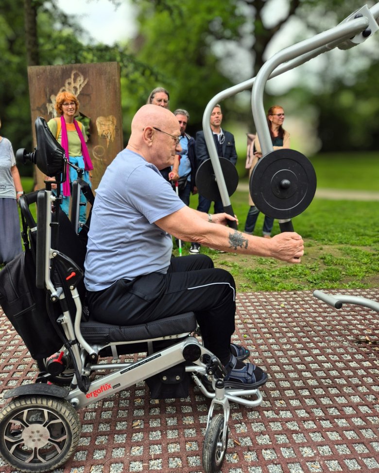 Einweihung des inklusiven Fitnessgerätes Das neue inklusive Fitnessgerät wird durch Menschen im Rollstuhl getestet.