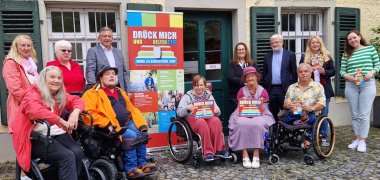 Einweihung der Drück-mich-Klingel am Schloss Eulenbroich Gemeinsames Gruppenbild bei der Einweihung der Drück-mich-Klingel am Schloss Eulenbroich.