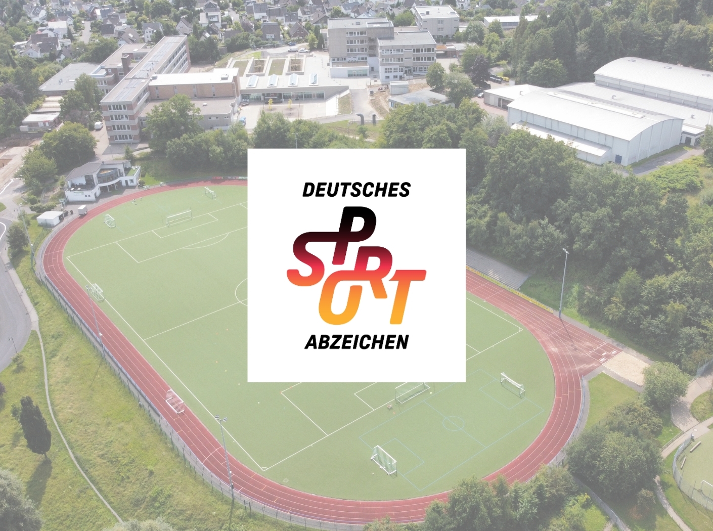 Sportabzeichen für alle Das Bild zeigt den Sportplatz am Freiherr-vom-Stein Schulzentrum und das Logo des Deutschen Sportabzeichens.