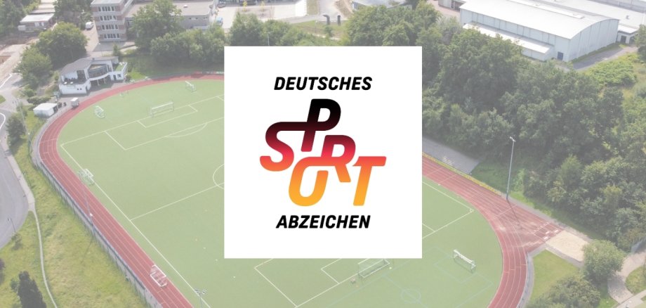 Das Bild zeigt den Sportplatz am Freiherr-vom-Stein Schulzentrum und das Logo des Deutschen Sportabzeichens.