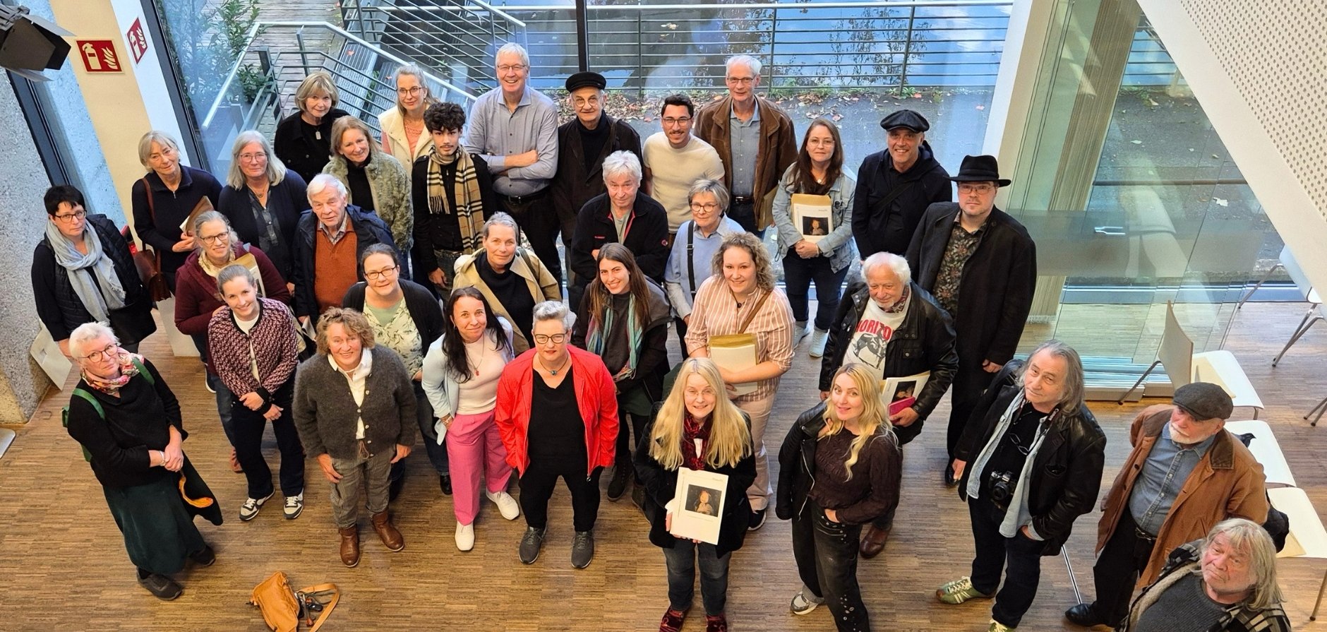 Gruppenbild Rösrather Künstler Das Bild zeigt die Künstlerinnen und Künstler, die sich in 2026 an der Ausstellung Rösrather Künstler beteiligen.