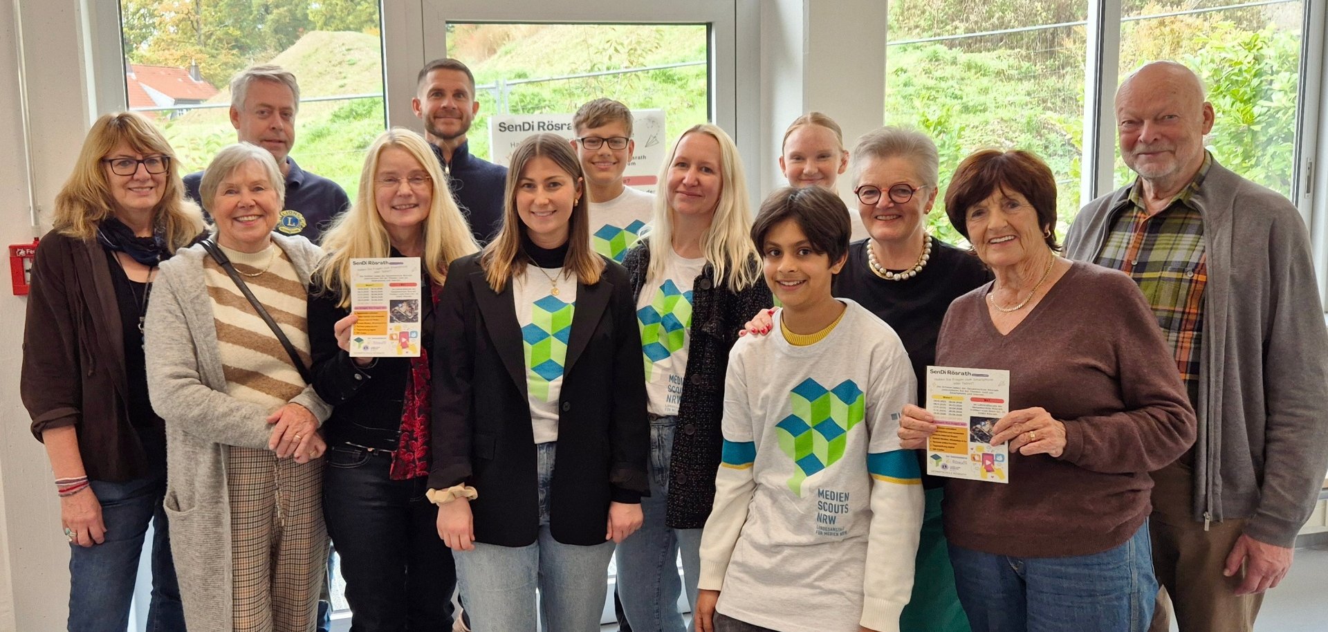 Gruppenbild zum Auftakt von SenDi Gruppenbild zum Auftakt von SenDi mit allen Beteiligten von Schule, Seniorenbeirat und Stadtverwaltung