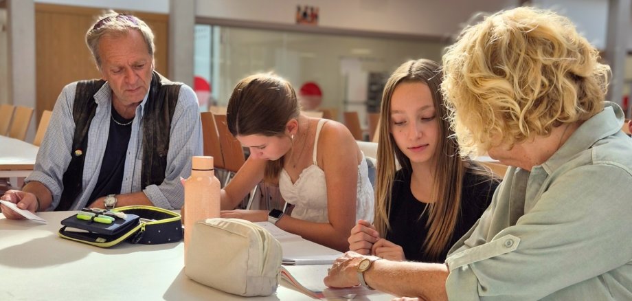 LernOase Seniorinnen und Senioren unterstützen Schülerinnen und Schüler der Gesamtschule beim Lernen.