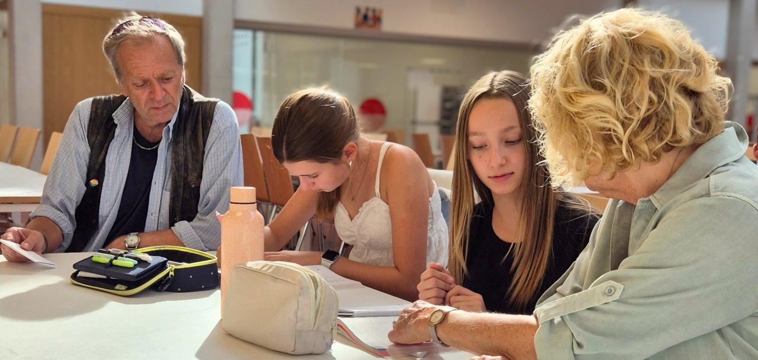 LernOase Seniorinnen und Senioren unterstützen Schülerinnen und Schüler der Gesamtschule beim Lernen.