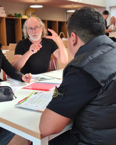 LernOase Seniorinnen und Senioren unterstützen Schülerinnen und Schüler der Gesamtschule beim Lernen.