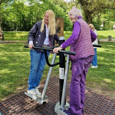 Outdoorfitnessgeräte Das Bild zeigt die Nutzung der Outdoor-Fitnessgeräte im Park in Hoffnungsthal.