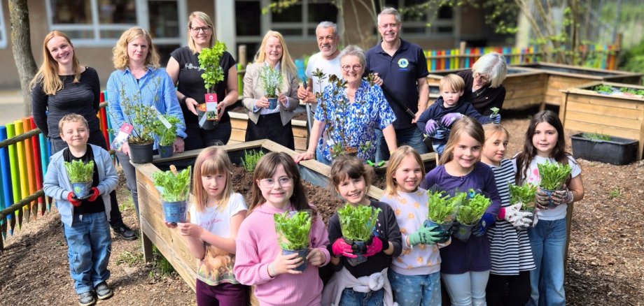 Gruppenbild Schulgartenprojekt Gruppenbild anlässlich der gemeinsamen Pflanzaktion: Der Rösrather Seniorenbeirat unterstützt die Schulgarten-AG der KGS Rösrath.