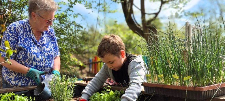 Schulgartenprojekt an der KGS In Aktion: Die Vorsitzende des Seniorenbeirats, Heidi Meurer, gemeinsam mit einem Schüler der Schulgarten-AG.