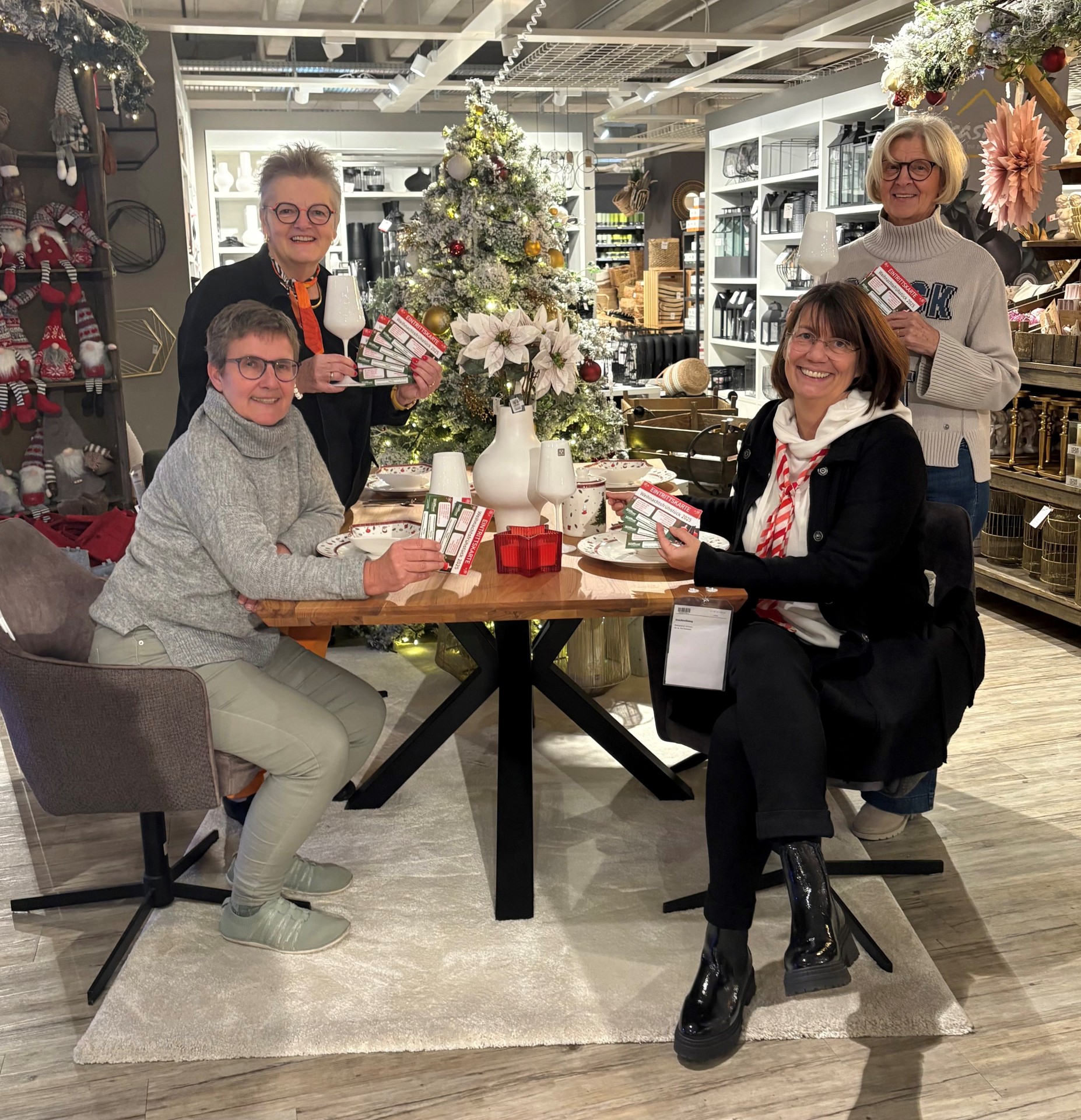 Seniorenbeirat freut Das Bild zeigt Mitglieder des Seniorenbeirats und Mitarbeitende von Höffner in Vorfreude auf das Weihnachtsfrühstück.