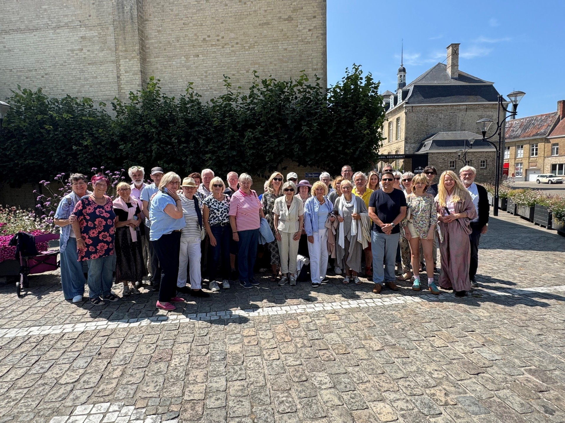 Gruppenfoto der Rösrather Delegation 36 Bürgerinnen und Bürger aus Rösrath nahmen an der Fahrt teil und haben am letzten Juli-Wochenende die belgische Partnerstadt Veurne besucht.