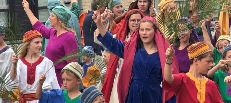 Bei der Büßerprozession wirken jährlich rund 900 Bürgerinnen und Bürger aus Veurne mit. Sie bringen Szenen aus dem Alten und Neuen Testament auf die Straße.