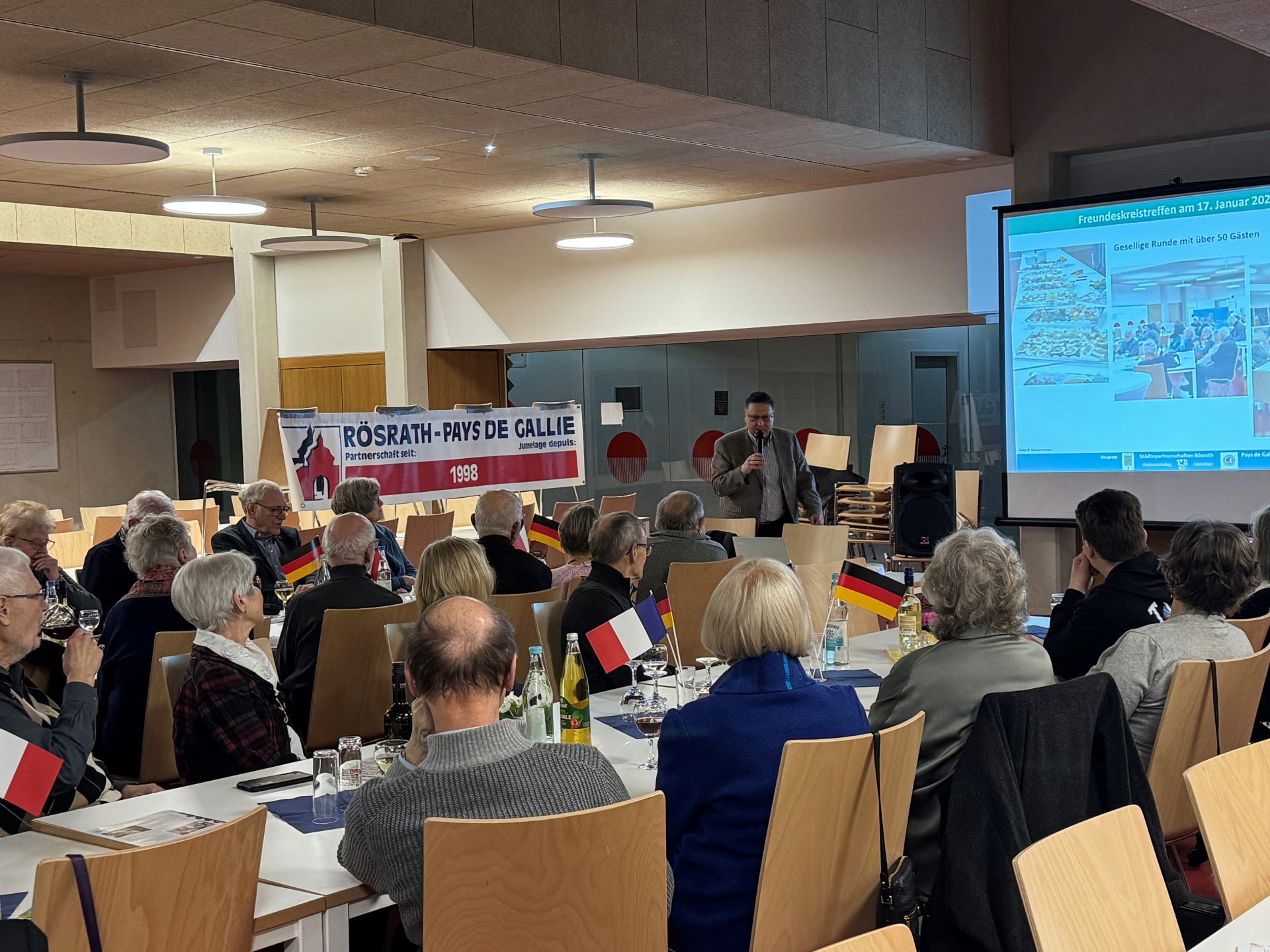 Das Bild zeigt das Treffen des Freundeskreises Städtepartnerschaften in der Mensa des Freiherr-vom-Stein Schulzentrums.