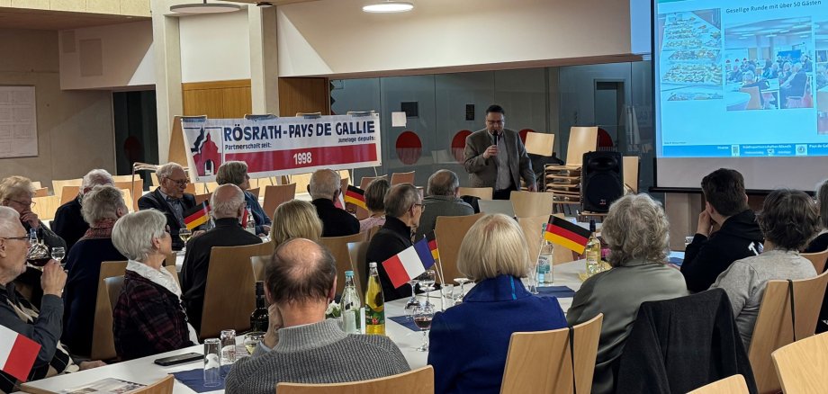 Das Bild zeigt das Treffen des Freundeskreises Städtepartnerschaften in der Mensa des Freiherr-vom-Stein Schulzentrums.