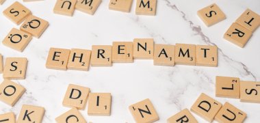 Das Bild zeigt Scrabble-Steine, die das Wort Ehrenamt bilden.