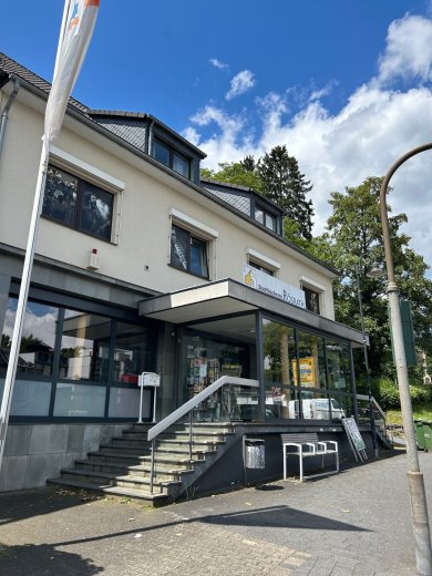 Das Bild zeigt eine Außenaufnahme der Stadtbücherei Rösrath.
