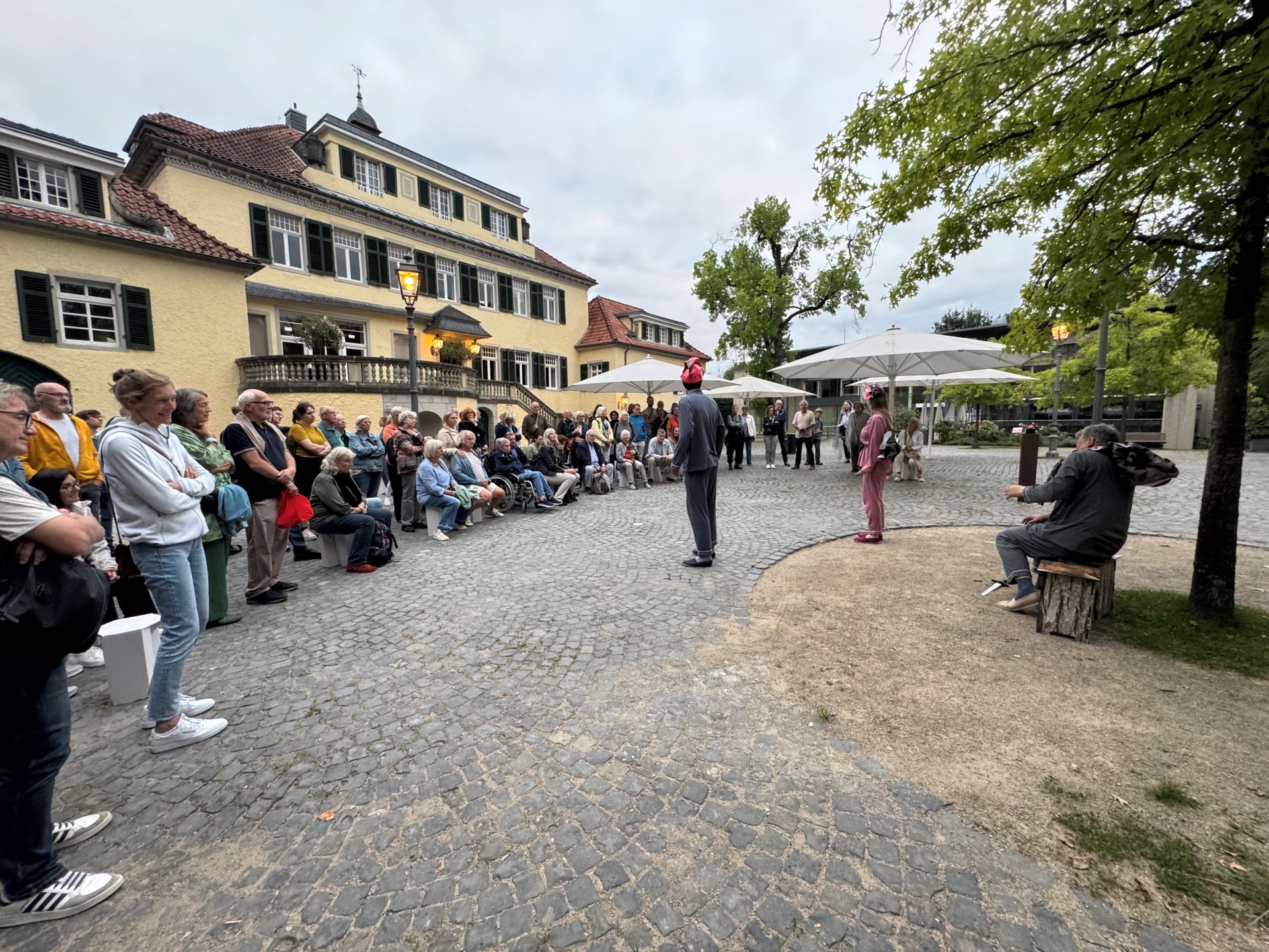 Das Bild zeigt eine Open-Air-Theateraufführung im Schlosshof von Schloss Eulenbroich.