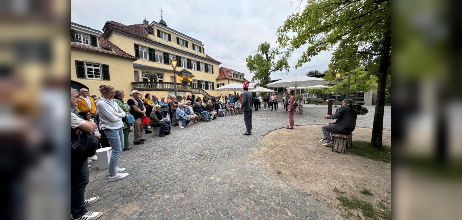 Open-Air-Theater im Schlosshof Das Bild zeigt eine Open-Air-Theateraufführung im Schlosshof von Schloss Eulenbroich.
