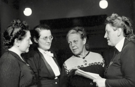 Das Bild zeigt die Mütter des Grundgesetz. Die vier Frauen Helene Wessel, Helene Weber, Frieda Nadig und Elisabeth Selbert erkämpften 1949 im Parlamentarischen Rat die Aufnahme des Artikels 3 im Grundgesetz, der besagt: „Alle Menschen sind vor dem Gesetz gleich. Männer und Frauen sind gleichberechtigt.“