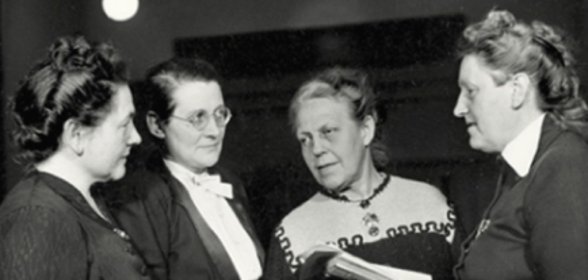 Das Bild zeigt die Mütter des Grundgesetz. Die vier Frauen Helene Wessel, Helene Weber, Frieda Nadig und Elisabeth Selbert erkämpften 1949 im Parlamentarischen Rat die Aufnahme des Artikels 3 im Grundgesetz, der besagt: „Alle Menschen sind vor dem Gesetz gleich. Männer und Frauen sind gleichberechtigt.“