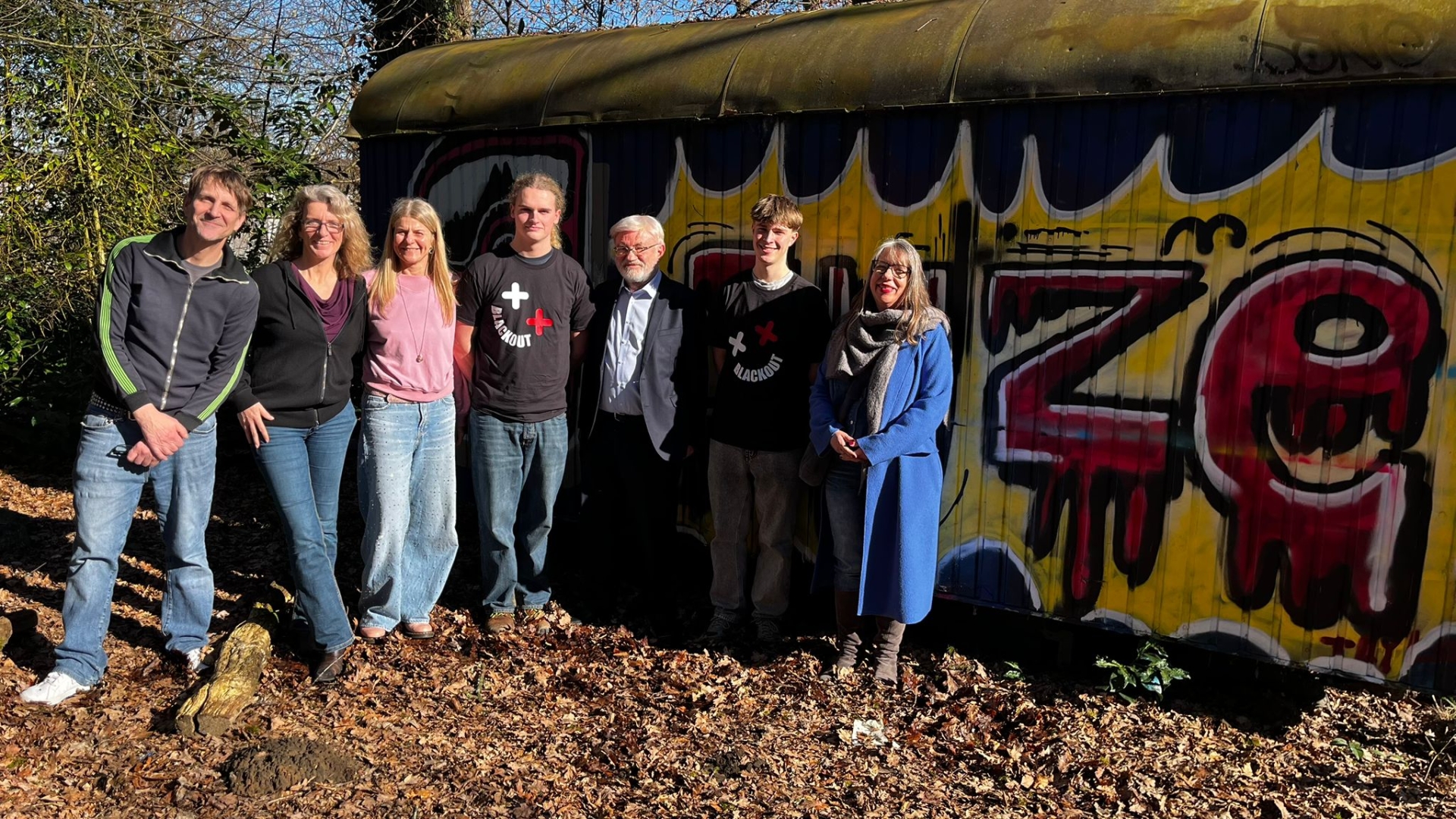 Das Bild zeigt die Organisatoren und Unterstützer der JuZe Jugendparty.