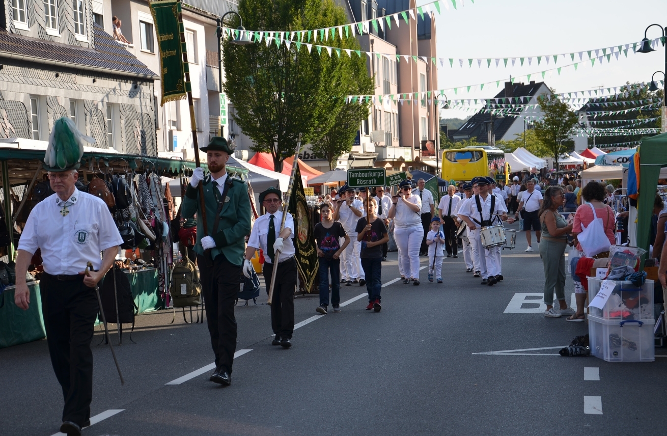 Schützenfest Rösrath Das Bild zeigt den traditionellen Festzug im Rahmen des Stadtfestes,