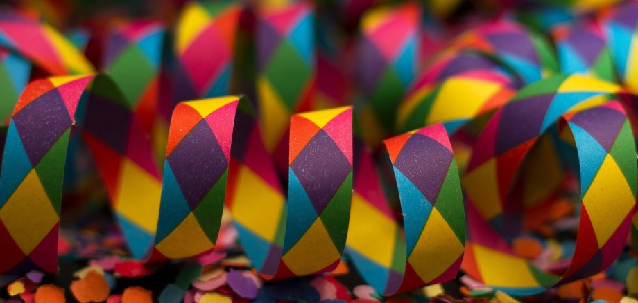 Symbolbild Karneval Das Bild zeigt Luftschlangen und Konfetti und dient als Symbolbild für Karneval.