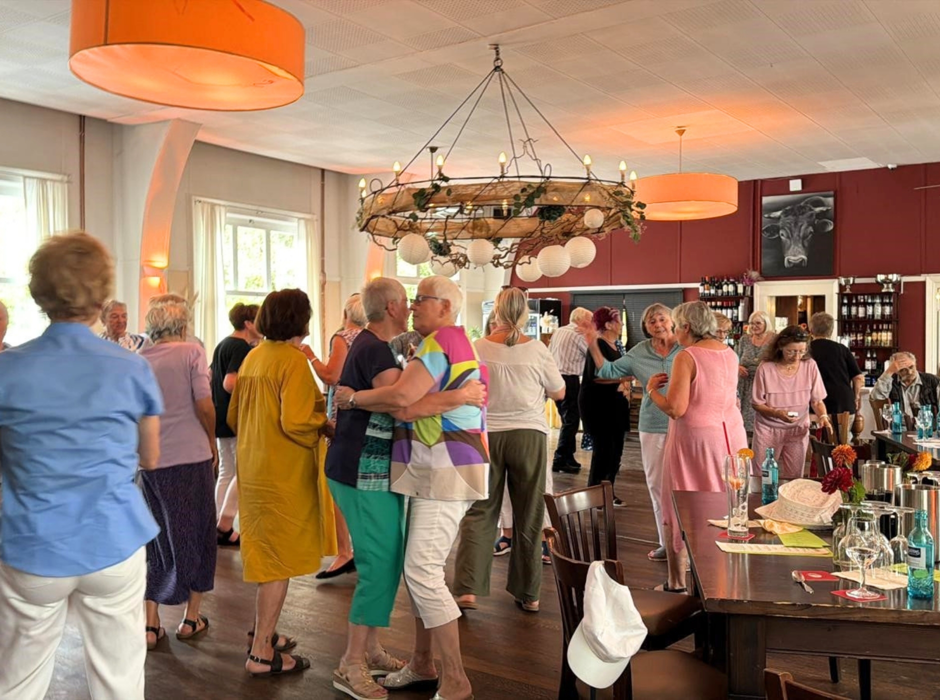 Tanzcafé für Senioren Bei der Premiere des Tanzcafés für Senioren war die Tanzfläche schnell gefüllt. Das Bild zeigt tanzende Senioren.