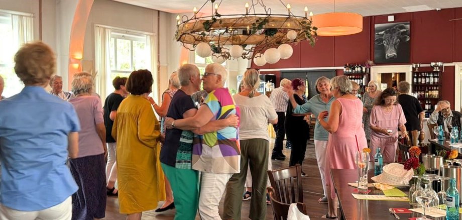 Tanzcafé für Senioren Bei der Premiere des Tanzcafés für Senioren war die Tanzfläche schnell gefüllt. Das Bild zeigt tanzende Senioren.