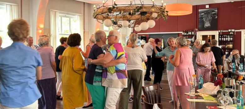 Bei der Premiere des Tanzcafés für Senioren war die Tanzfläche schnell gefüllt. Das Bild zeigt tanzende Senioren.